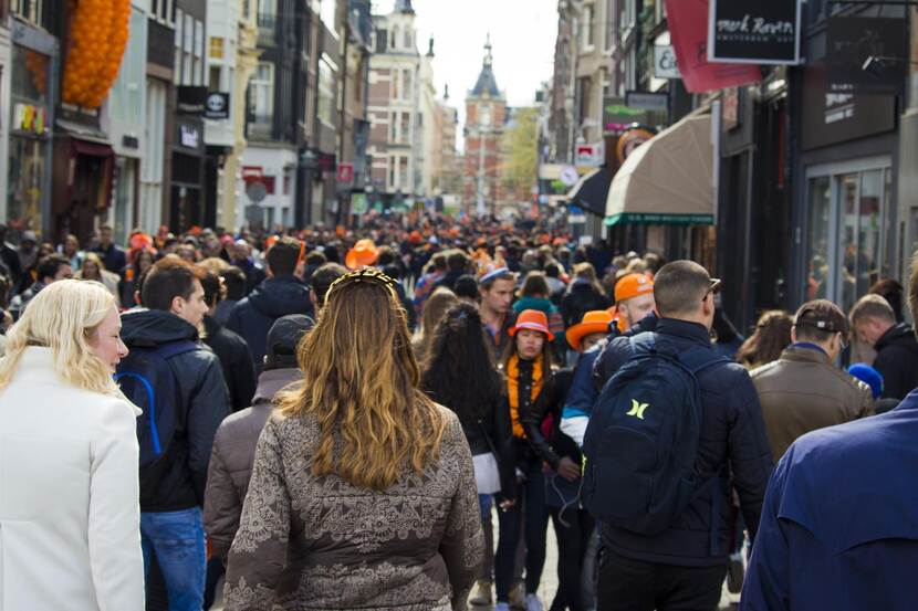 Winkelende mensen op Koningsdag